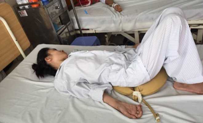 Uống thuốc nam trị bệnh, một phụ nữ bị liệt cả hai chân hai tay