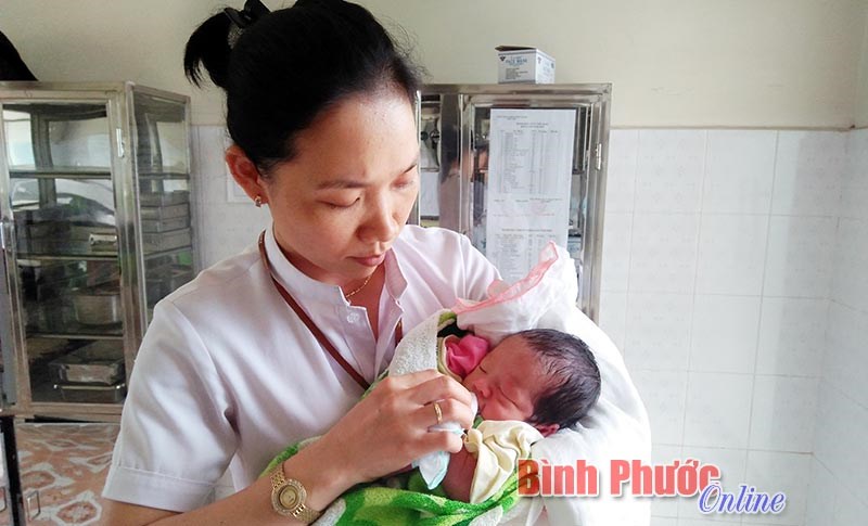 Một bé trai sơ sinh bị bỏ rơi