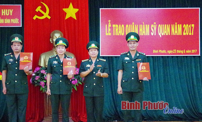 3 sĩ quan bi&ecirc;n ph&ograve;ng được n&acirc;ng qu&acirc;n h&agrave;m trung t&aacute;
