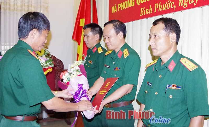 Binh đo&agrave;n 16 trao qu&acirc;n h&agrave;m cho 61 sĩ quan cấp t&aacute;, cấp &uacute;y