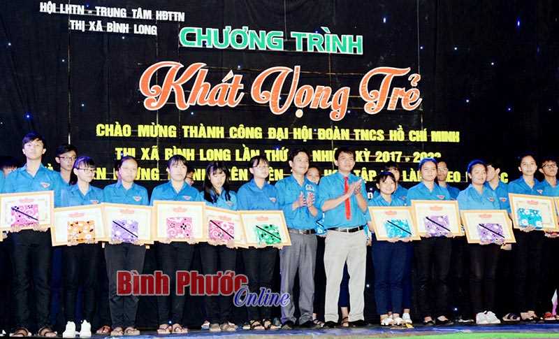 Bình Long tuyên dương 50 thanh niên tiên tiến làm theo lời Bác