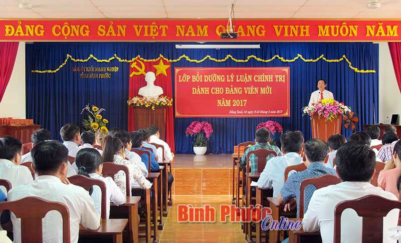 Đảng ủy Khối doanh nghiệp bồi dưỡng đảng vi&ecirc;n mới