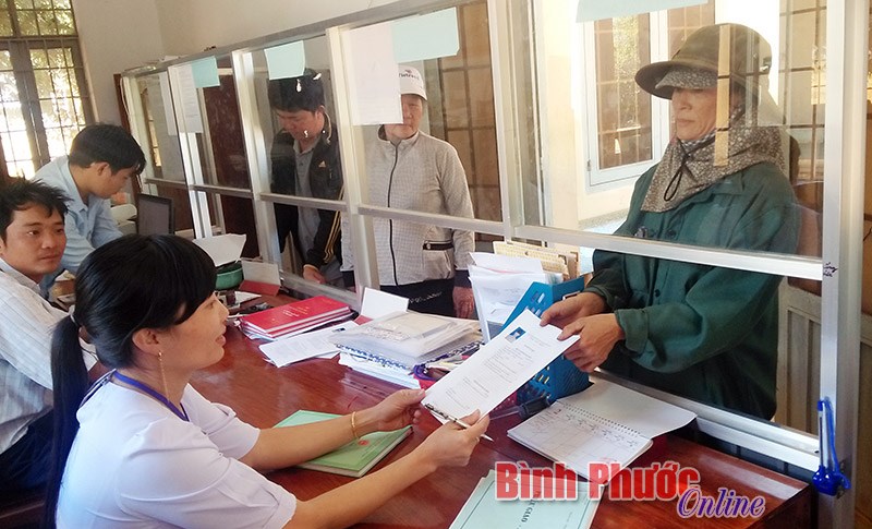 B&ugrave; Đăng thiết lập đường d&acirc;y n&oacute;ng tiếp nhận, xử l&yacute; th&ocirc;ng tin c&aacute;n bộ, đảng vi&ecirc;n