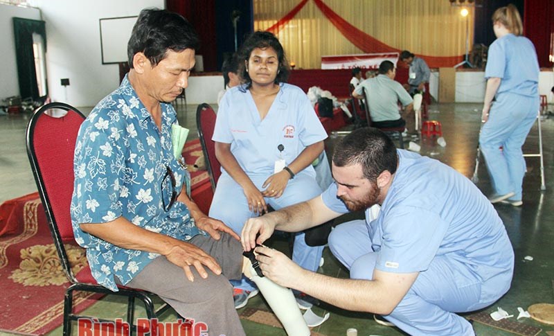 215 người khuyết tật được lắp chân giả