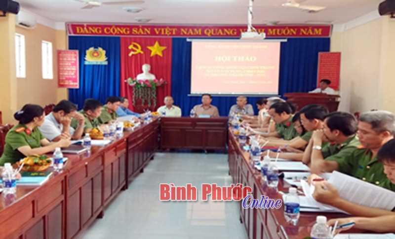 8/9 x&atilde;, thị trấn bi&ecirc;n soạn, xuất bản Lịch sử Đảng bộ địa phương