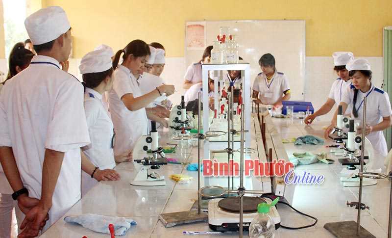 B&agrave;n giao 3 cơ sở gi&aacute;o dục nghề nghiệp về Sở LĐ-TB&XH quản l&yacute;