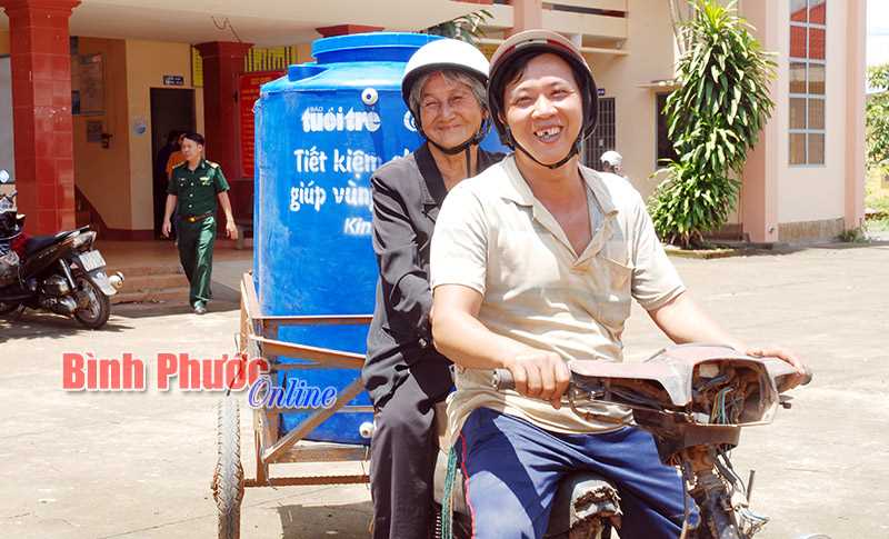 Cùng đồng bào nghèo sử dụng nước sạch 