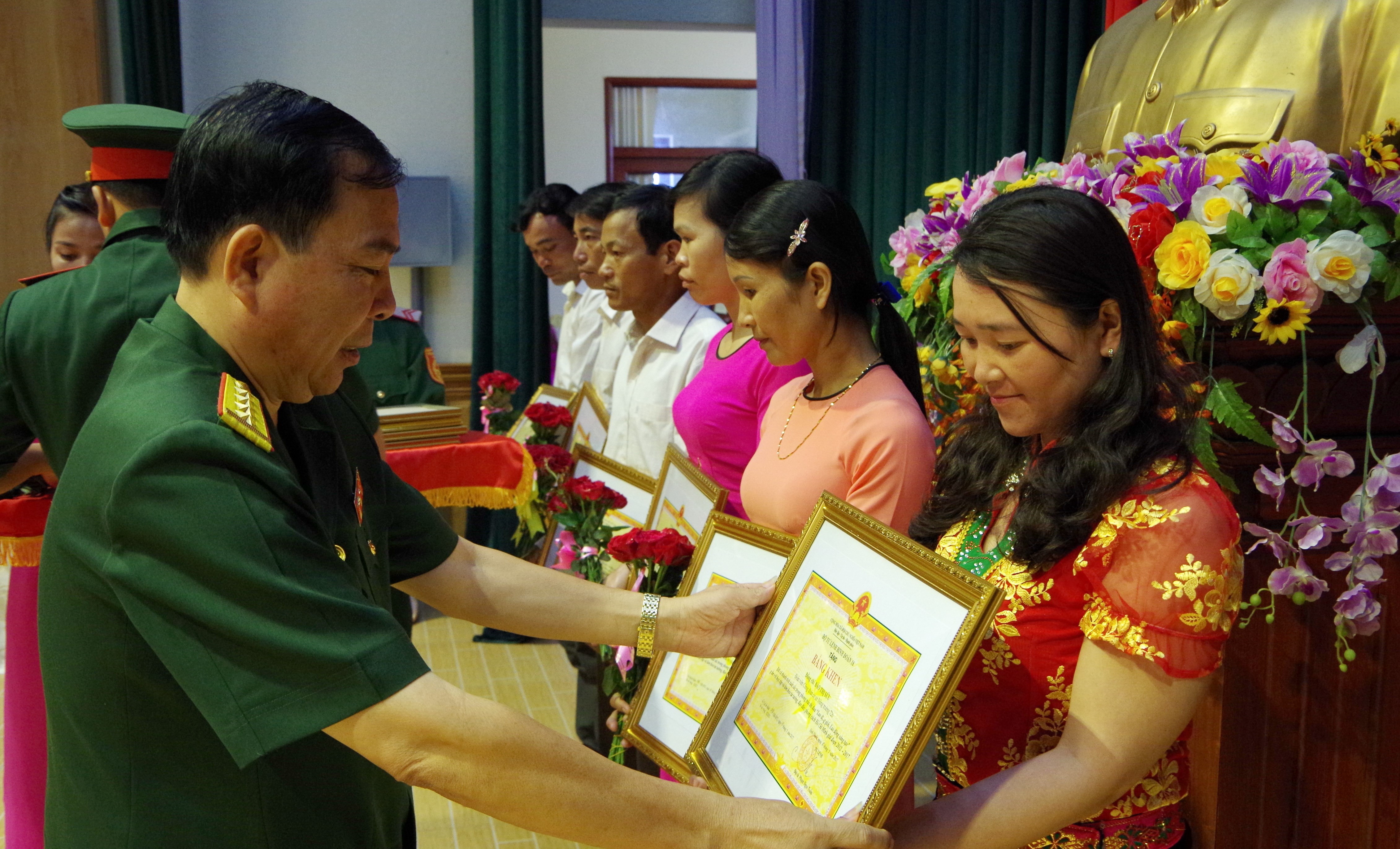 Binh đo&agrave;n 16 t&ocirc;n vinh điển h&igrave;nh ti&ecirc;n tiến