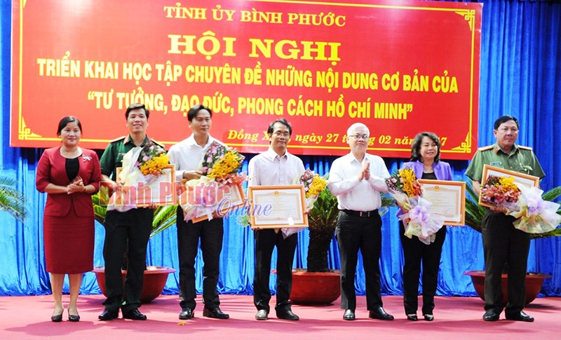 Đảng bộ Lộc Ninh - điển h&igrave;nh học v&agrave; l&agrave;m theo B&aacute;c