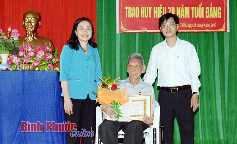 Đảng vi&ecirc;n Nguyễn Văn B&agrave;u nhận Huy hiệu 70 năm tuổi đảng