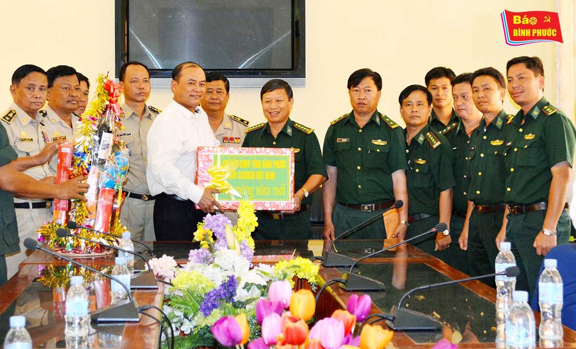 [Video] Bộ đội Biên phòng Bình Phước chúc tết Chôl Chnăm Thmây lực lượng bảo vệ biên giới Campuchia