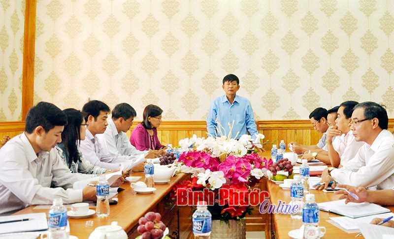 Đo&agrave;n c&ocirc;ng t&aacute;c của Học viện Ch&iacute;nh trị khu vực II l&agrave;m việc tại Phước Long