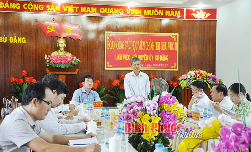 Đo&agrave;n c&ocirc;ng t&aacute;c Học viện Ch&iacute;nh trị khu vực II l&agrave;m việc tại B&ugrave; Đăng