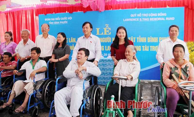 Đo&agrave;n ĐBQH tỉnh tiếp nhận 100 xe lăn, xe lắc tặng người khuyết tật