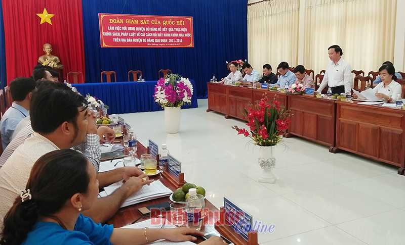 Đo&agrave;n gi&aacute;m s&aacute;t của Quốc hội l&agrave;m việc tại B&ugrave; Đăng về cải c&aacute;ch h&agrave;nh ch&iacute;nh