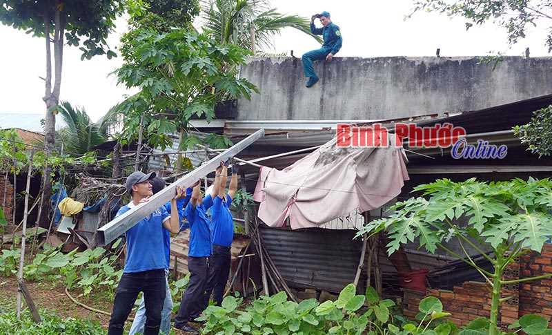 Đoàn phường Tân Bình phối hợp sửa nhà cho hộ khó khăn