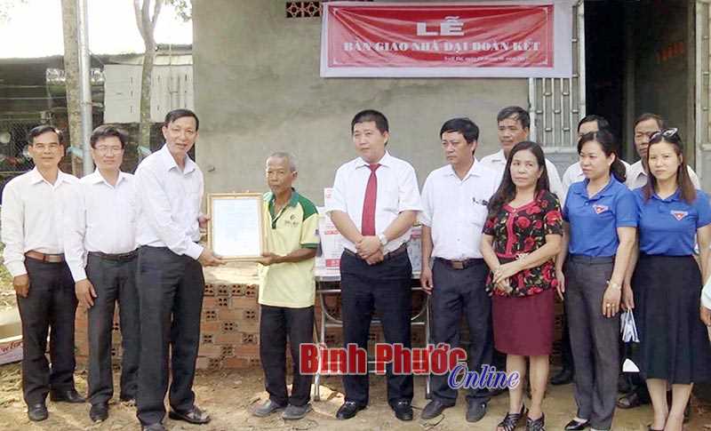 ĐỒNG XOÀI: Bàn giao nhà đại đoàn kết cho 1 hộ khó khăn