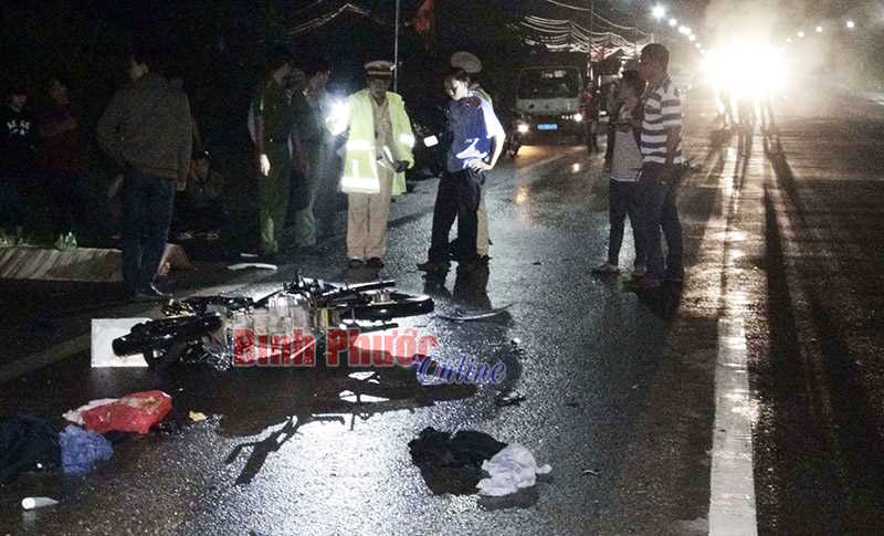 Xe máy tông đuôi xe công nông, một người tử vong