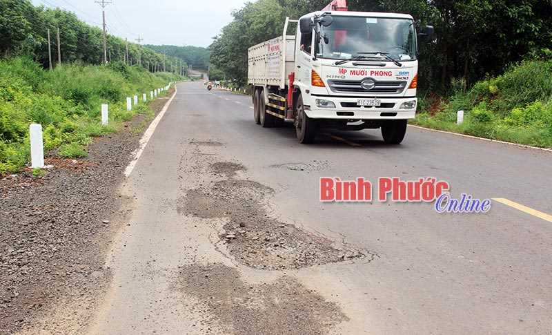 Đường ĐT759 mới ho&agrave;n th&agrave;nh đ&atilde; xuống cấp