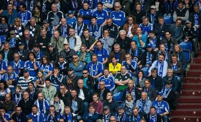 Fan nữ Dortmund gây sốc khi dám ngồi giữa "rừng" CĐV Schalke