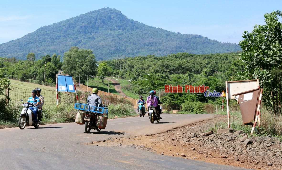 Biển b&aacute;o giao th&ocirc;ng nghi&ecirc;ng lệch, xi&ecirc;u vẹo