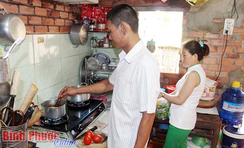 Gia đ&igrave;nh c&ocirc;ng nh&acirc;n hạnh ph&uacute;c