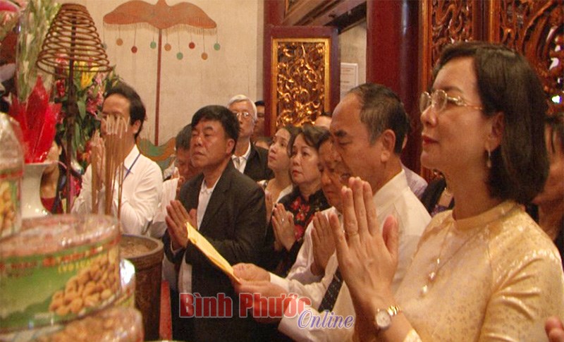 Đo&agrave;n đại biểu tỉnh B&igrave;nh Phước d&acirc;ng lễ vật tại Đền H&ugrave;ng
