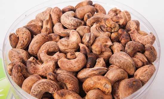 Lợi dụng hạt điều xấu, nông dân bị thương lái ép giá