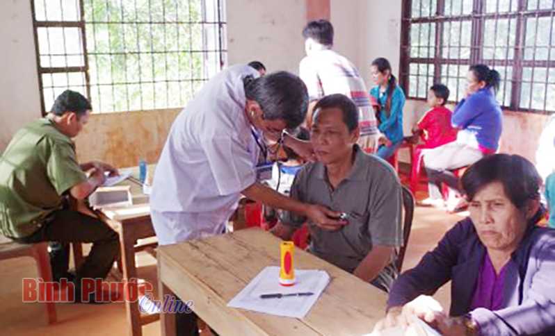 Đồng Phú hỗ trợ người cận nghèo tham gia BHYT