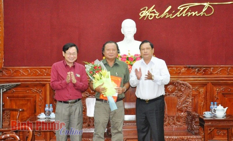 Trao quyết định nghỉ hưu cho Gi&aacute;m đốc Đ&agrave;i Ph&aacute;t thanh - Truyền h&igrave;nh Phan Minh Ho&agrave;ng