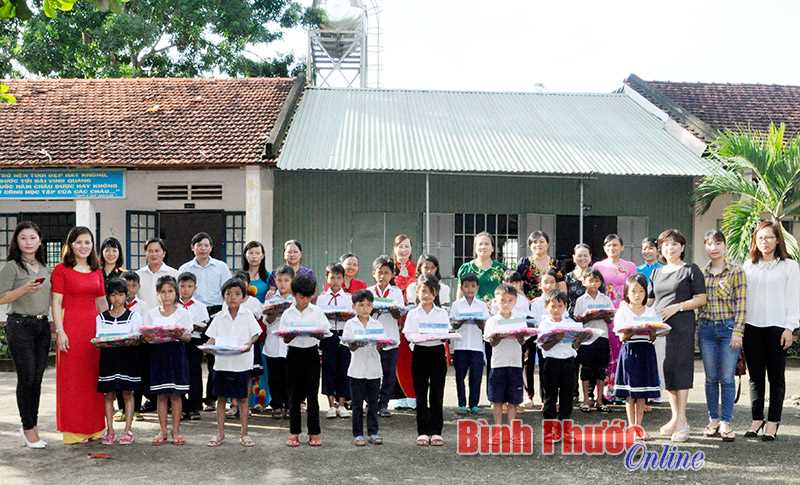 Nâng bước học sinh nghèo Nha Bích đến trường