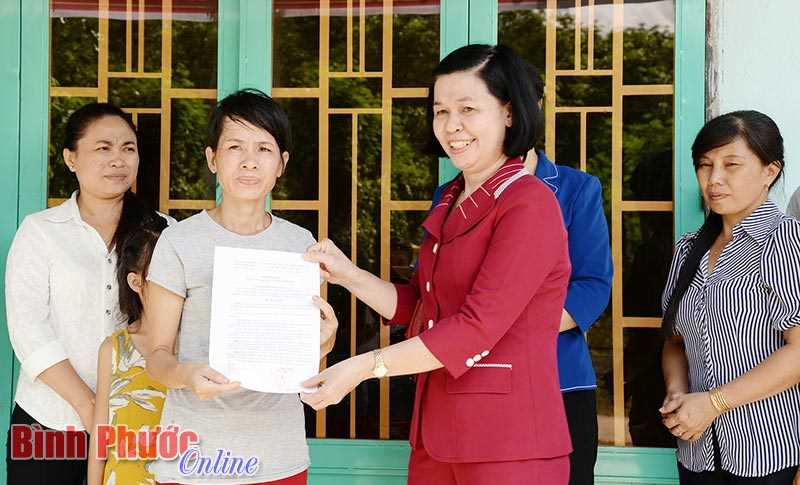 Hội Phụ nữ thị xã Bình Long bàn giao 2 mái ấm tình thương