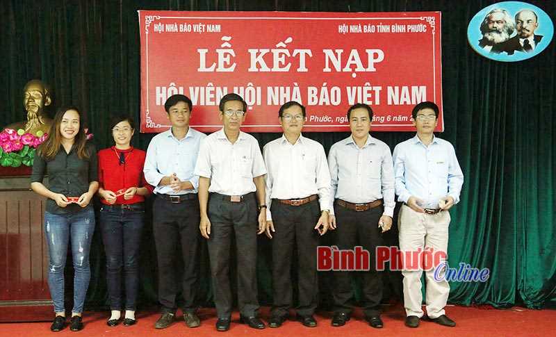 Hội vi&ecirc;n Hội Nh&agrave; b&aacute;o tỉnh học tập 10 điều quy định đạo đức nghề nghiệp