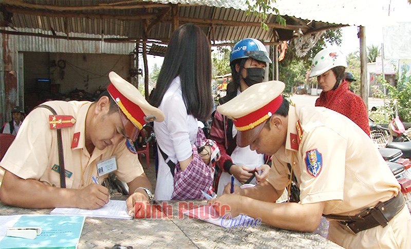 Hớn Quản: 88 trường hợp học sinh vi phạm Luật Giao th&ocirc;ng đường bộ