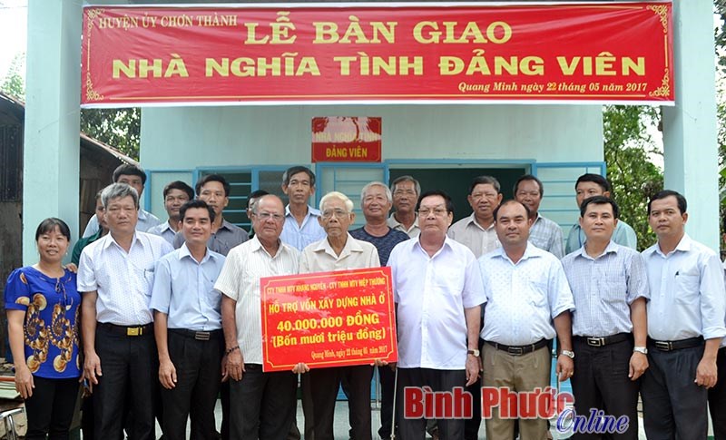 Huyện ủy Chơn Thành bàn giao nhà “Nghĩa tình đảng viên”