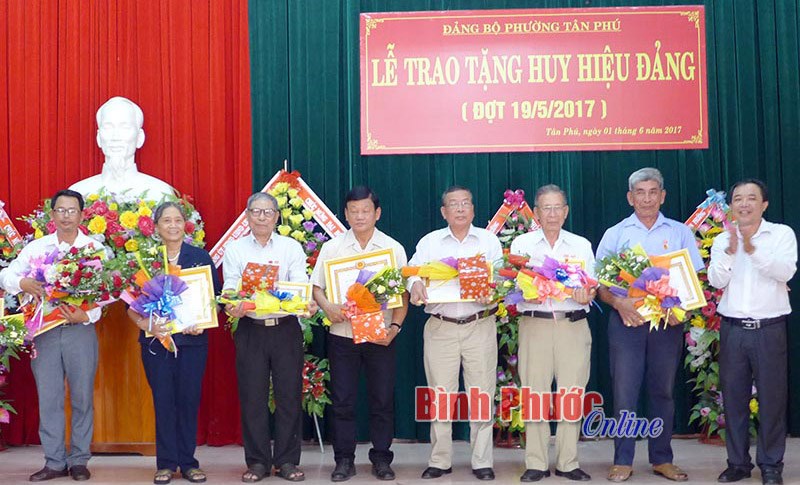 Nguy&ecirc;n b&iacute; thư Tỉnh ủy Nguyễn Hữu Luật được trao huy hiệu 45 năm tuổi Đảng