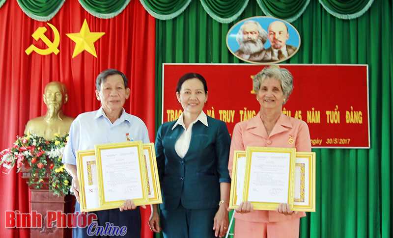 Trao tặng, truy tặng huy hiệu 45 năm tuổi đảng cho 3 đảng vi&ecirc;n