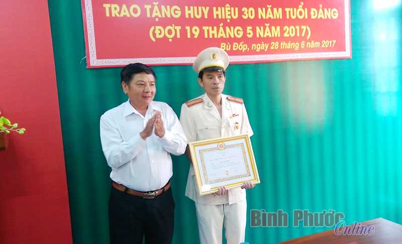 Đảng ủy C&ocirc;ng an huyện B&ugrave; Đốp v&agrave; x&atilde; Bom Bo trao huy hiệu Đảng