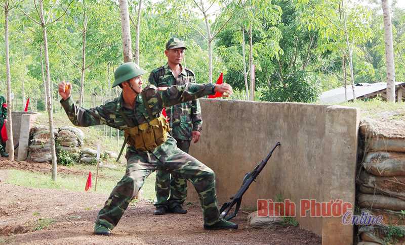 210 chiến sĩ mới thực h&agrave;nh bắn s&uacute;ng v&agrave; n&eacute;m lựu đạn