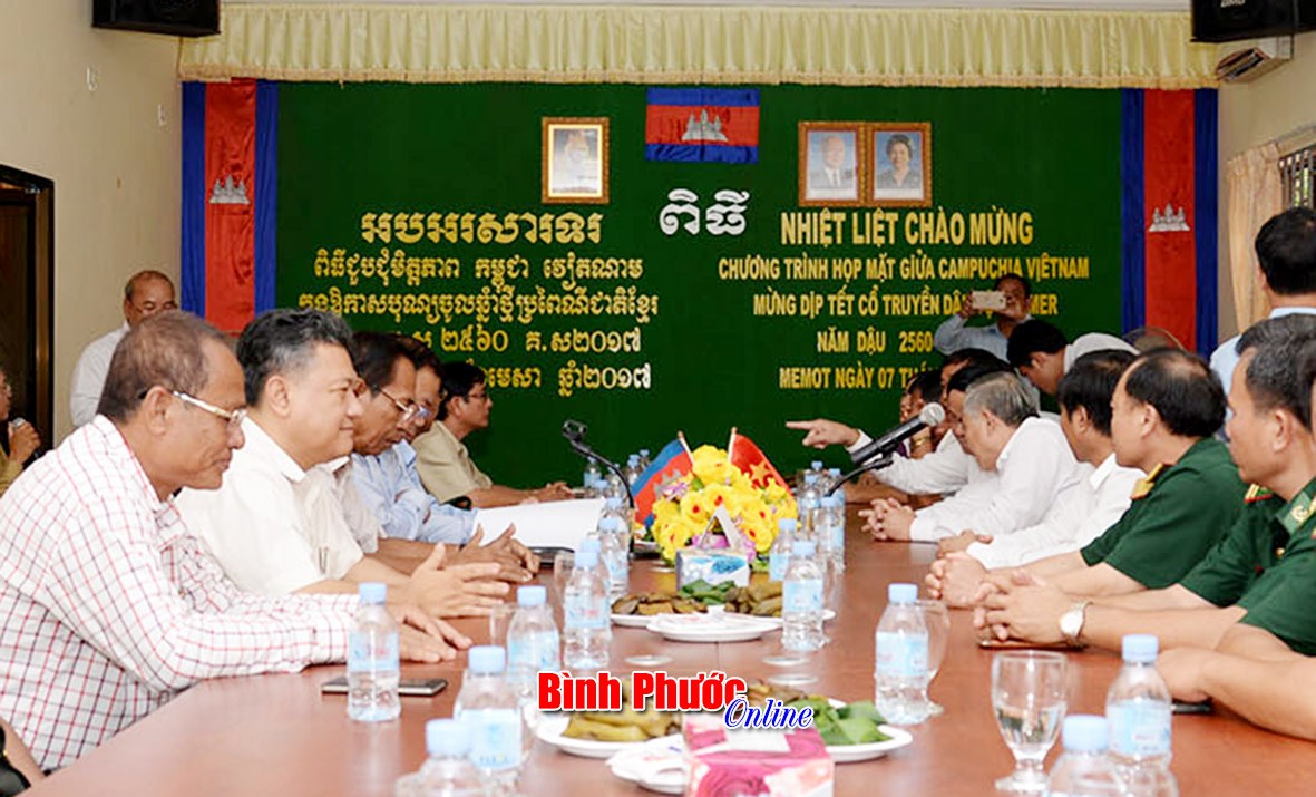 L&atilde;nh đạo B&igrave;nh Long, Hớn Quản, Bộ CHQS tỉnh ch&uacute;c tết Ch&ocirc;l Chnăm Thm&acirc;y tại Campuchia