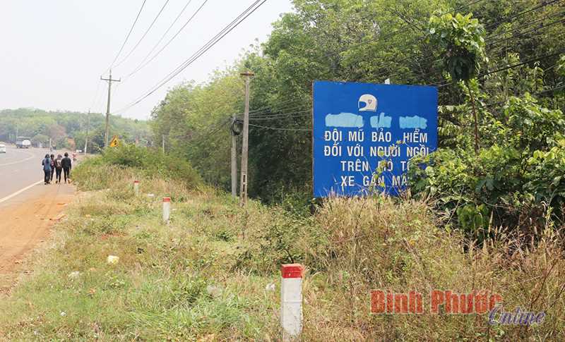 Biển cảnh b&aacute;o giao th&ocirc;ng bị &ldquo;b&ocirc;i bẩn&rdquo;