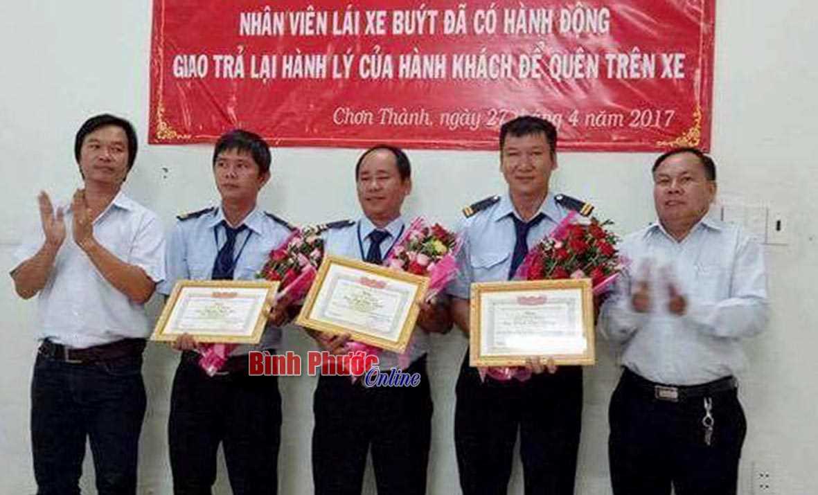 Khen thưởng 3 tài xế xe buýt nhiều lần trả tài sản khách bỏ quên