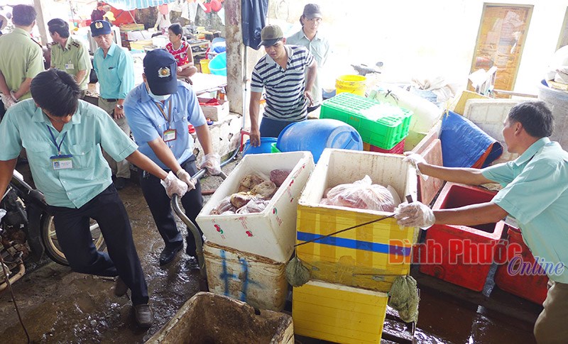 Đồng Xo&agrave;i: Xử phạt 185 vụ bu&ocirc;n lậu, gian lận thương mại v&agrave; h&agrave;ng giả