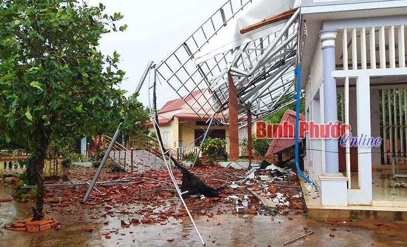 Mưa lốc và gió giật làm hư hại tại Đồng Xoài