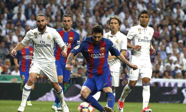 ''Siêu kinh điển'': Barcalona tạm soán ngôi đầu của Real Madrid