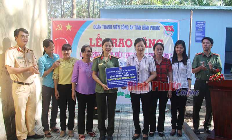 Đoàn thanh niên Công an tỉnh trao “Khu vệ sinh trường học” cho Trường tiểu học Minh Lập