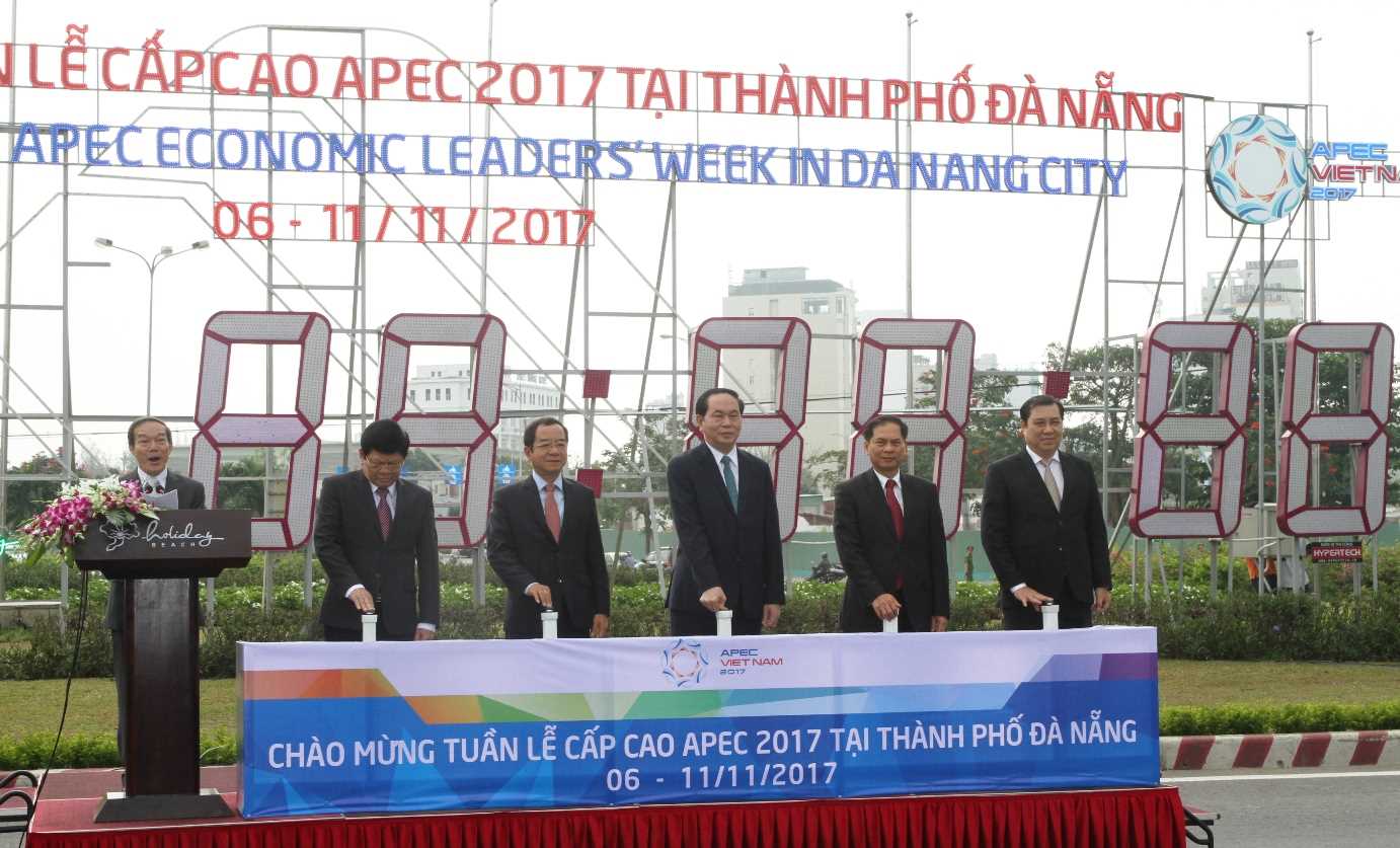 Chủ tịch nước bấm n&uacute;t khởi động đồng hồ đếm ngược Tuần lễ Cấp cao APEC 2017