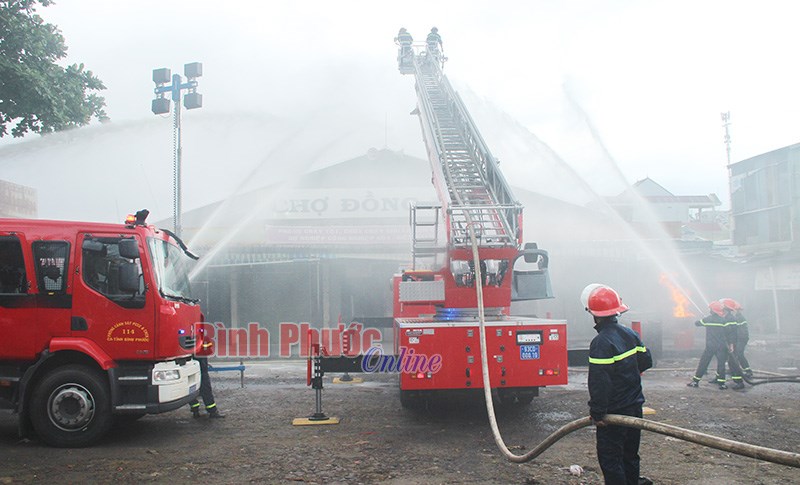 Diễn tập ph&ograve;ng ch&aacute;y, chữa ch&aacute;y tại chợ Đồng Xo&agrave;i