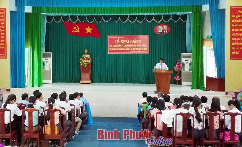 B&ugrave; Đốp: Khai giảng lớp trung cấp l&yacute; luận ch&iacute;nh trị - h&agrave;nh ch&iacute;nh