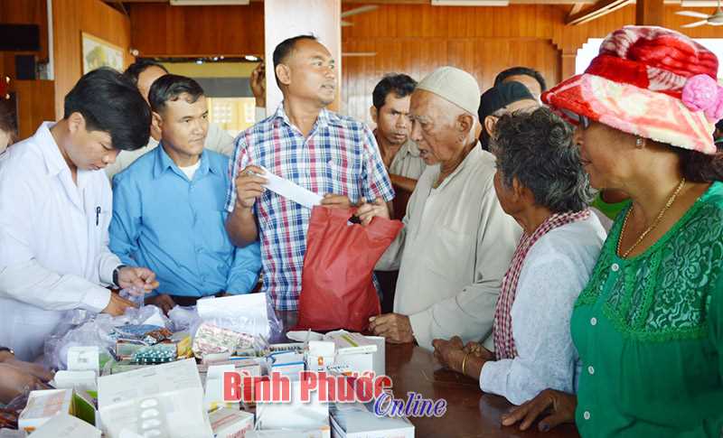 Đoàn y, bác sĩ Bình Phước khám bệnh, tặng quà tại nước bạn Campuchia